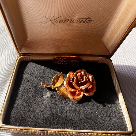Krementz Brooch rose gold 14k overlay Carved in box  Vintage - Picture 2 of 4